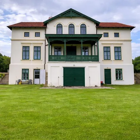 10-minute Walk To Balaton - Exclusive Castle בלטונאקאלי