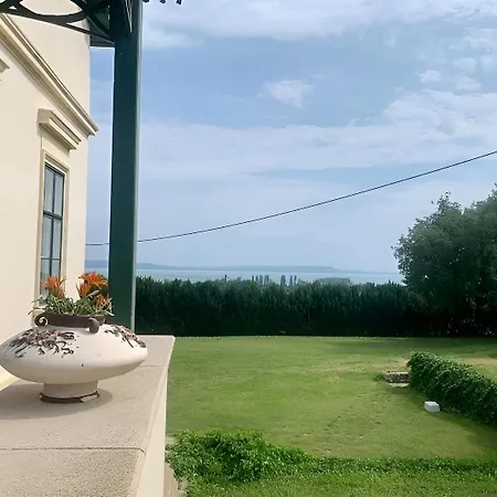 10-minute Walk To Balaton - Exclusive Castle בלטונאקאלי