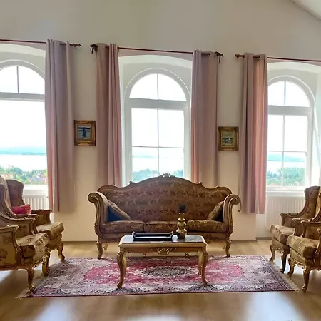 וילה 10-minute Walk To Balaton - Exclusive Castle בלטונאקאלי